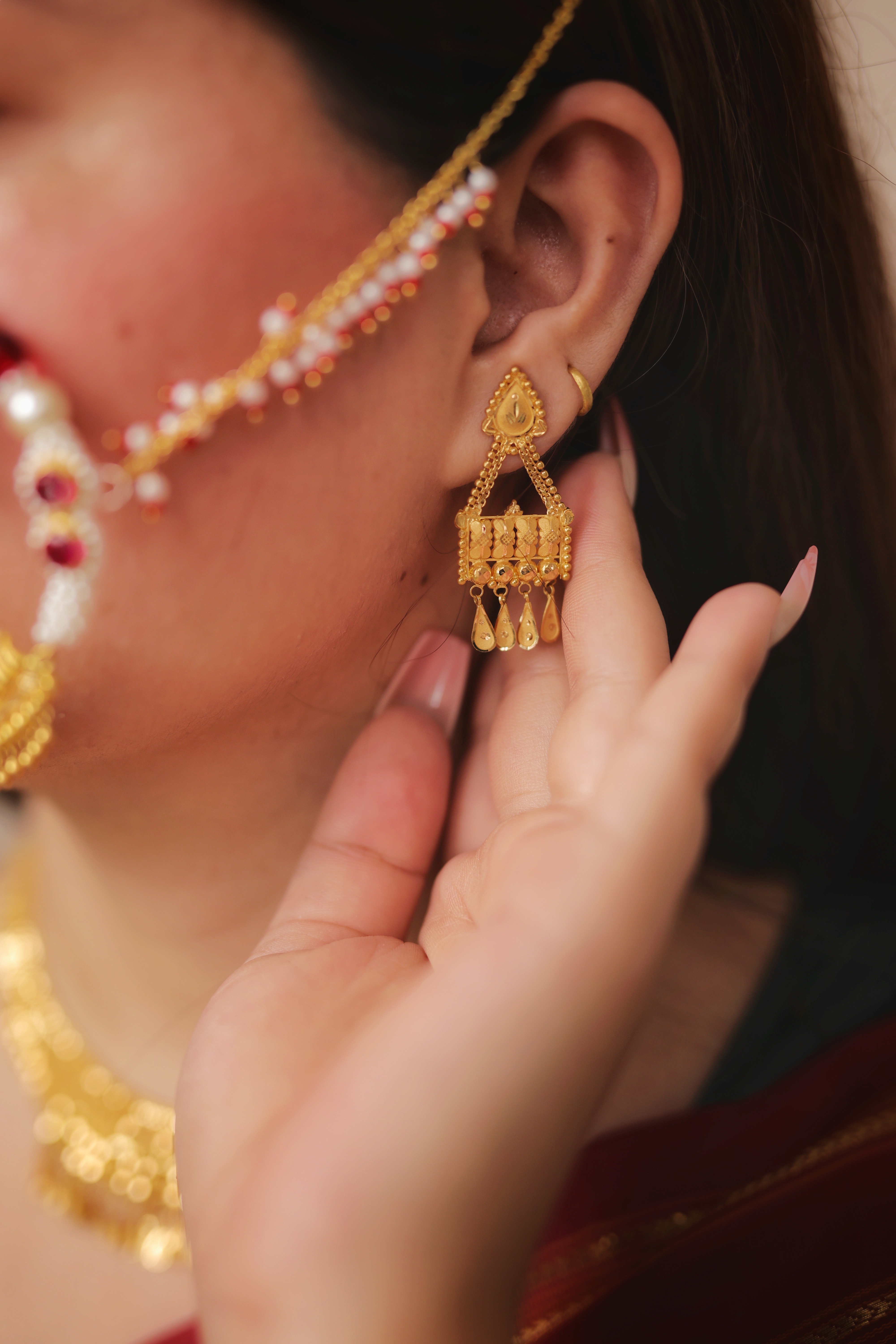 Traditional Textured Collar Necklace Set with Hanging Gold Drops