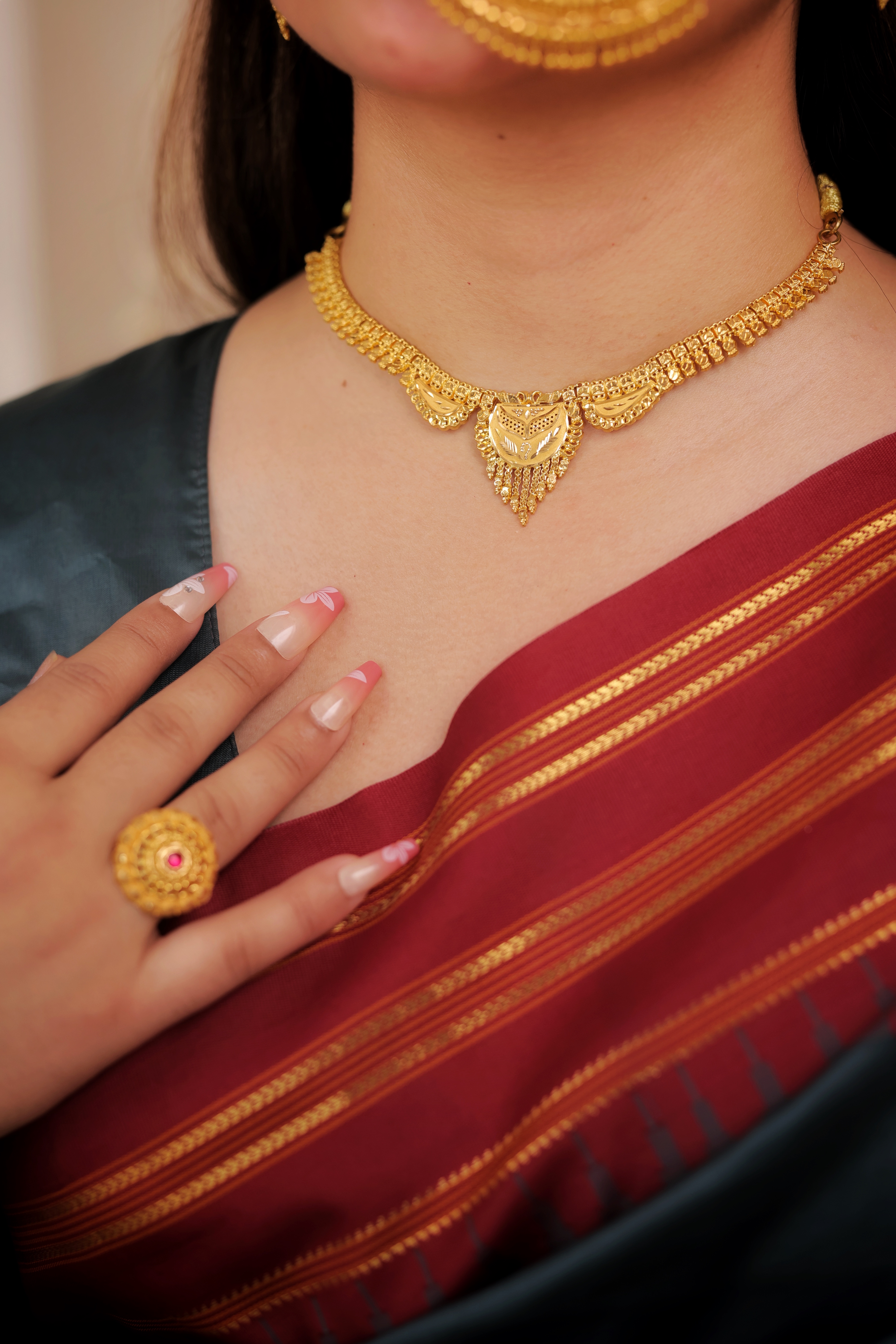 Traditional Textured Gold Collar Necklace Set with Heart-Shaped Pendants