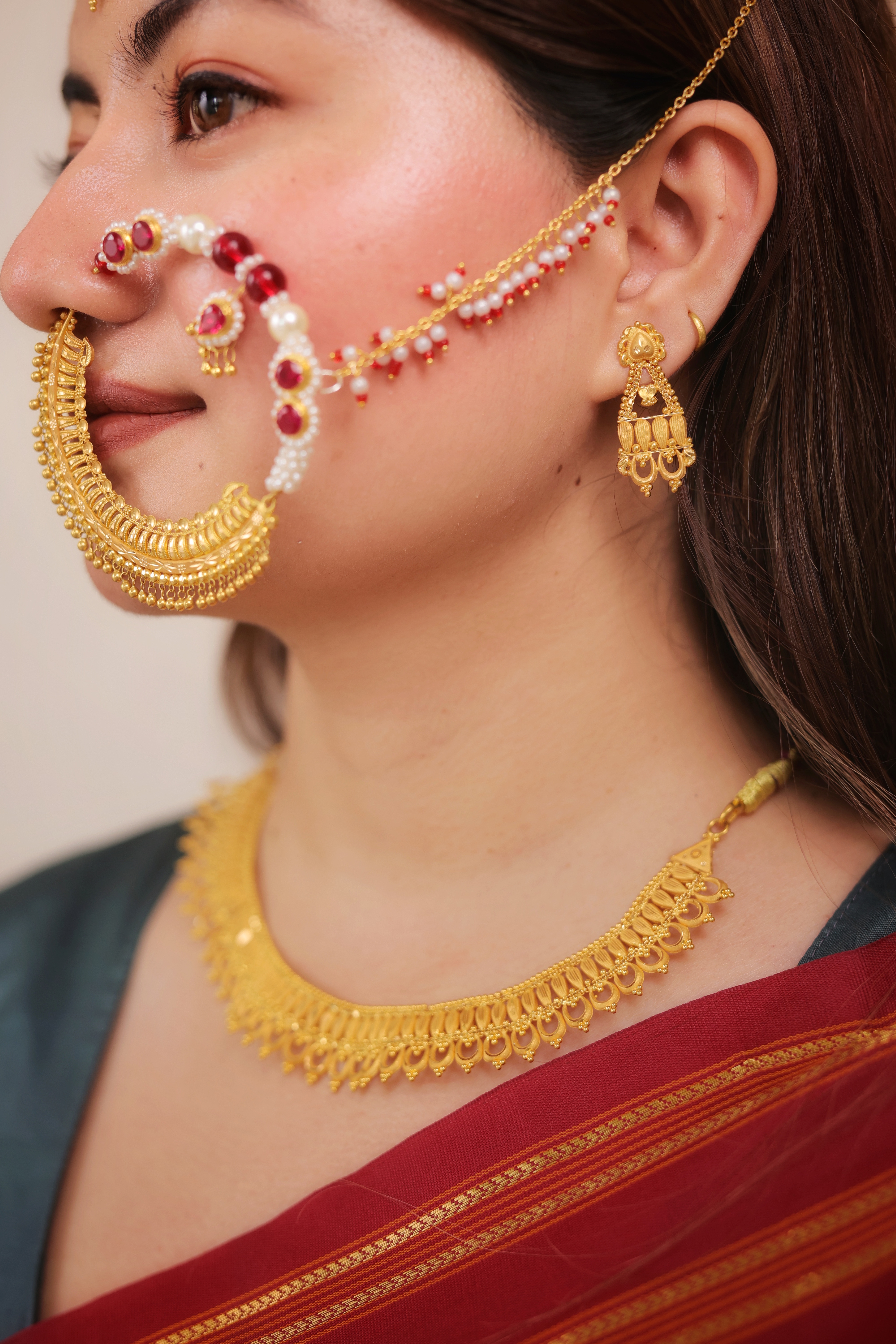 Traditional Textured Gold Collar Necklace Set with Scalloped Links and Drops
