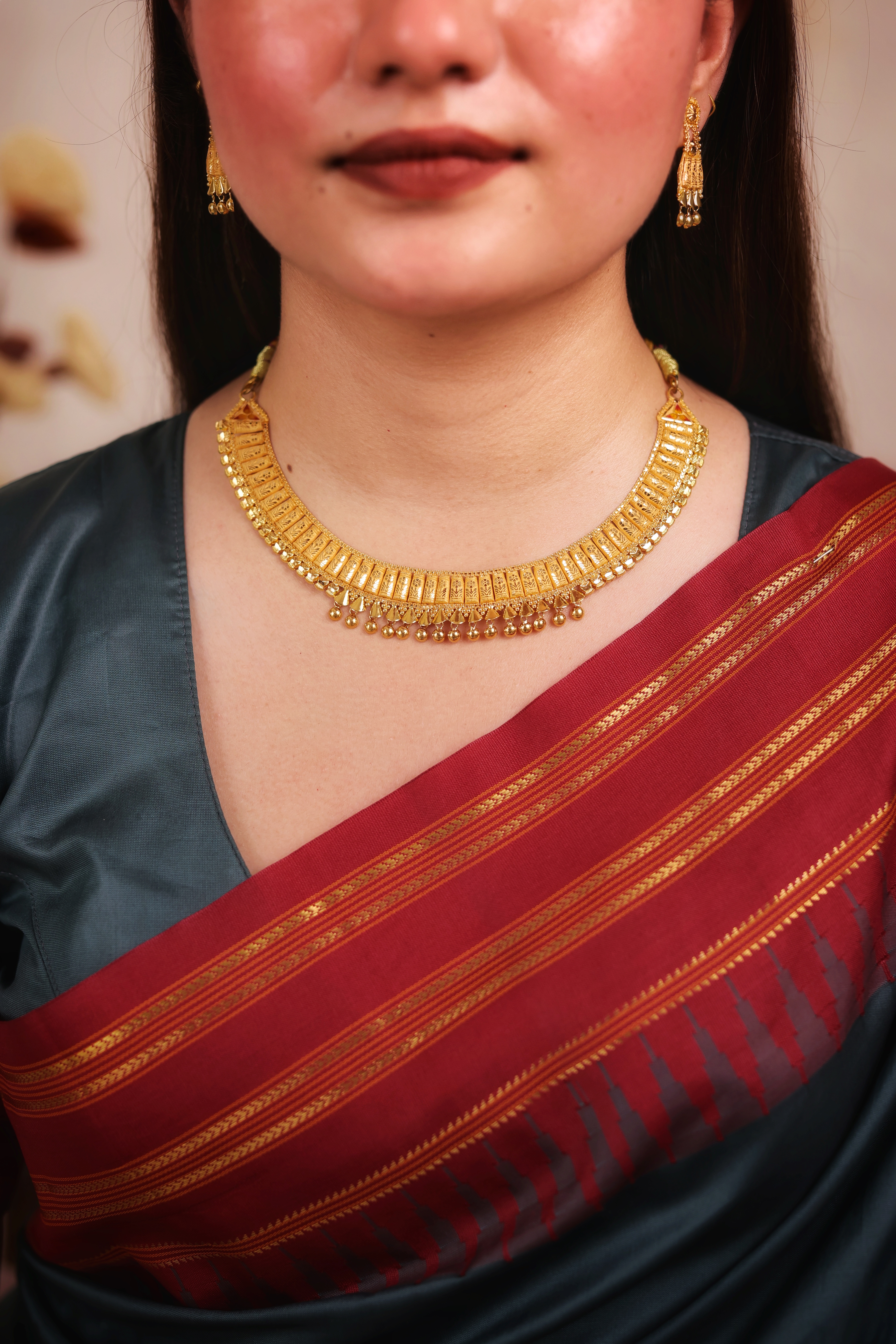 Traditional Textured Gold Collar Necklace Set with Tapered Drop Units