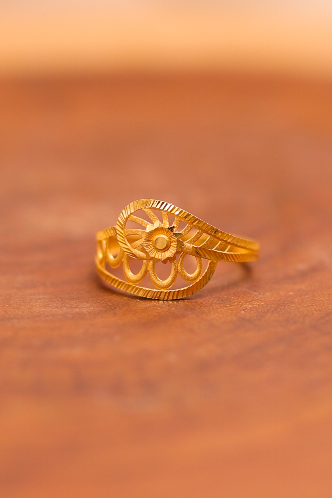 Delicate Gold Filigree Leaf and Flower Ladies Casting Ring