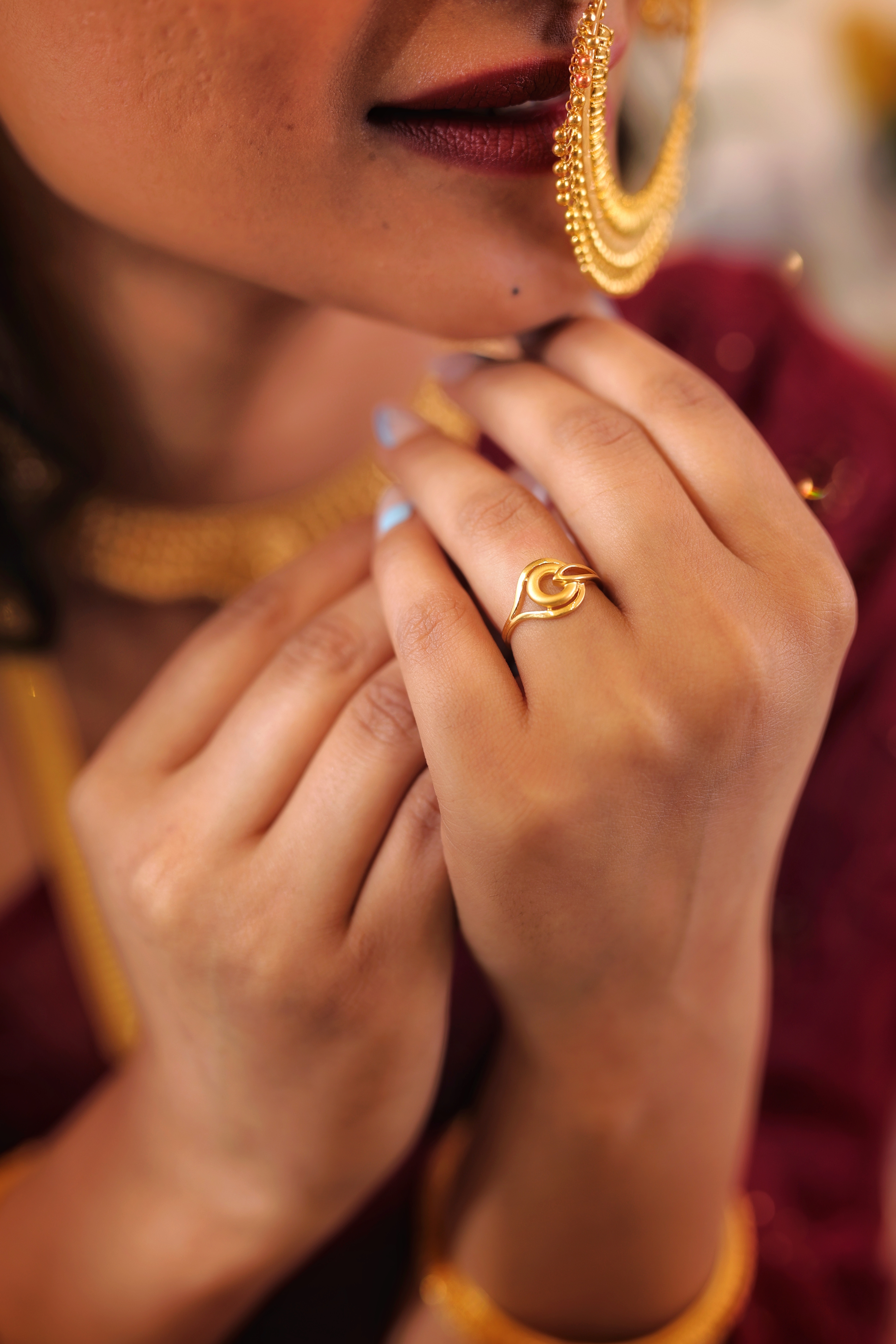 Sleek Oval and Circle Geometric Gold Ladies Casting Ring