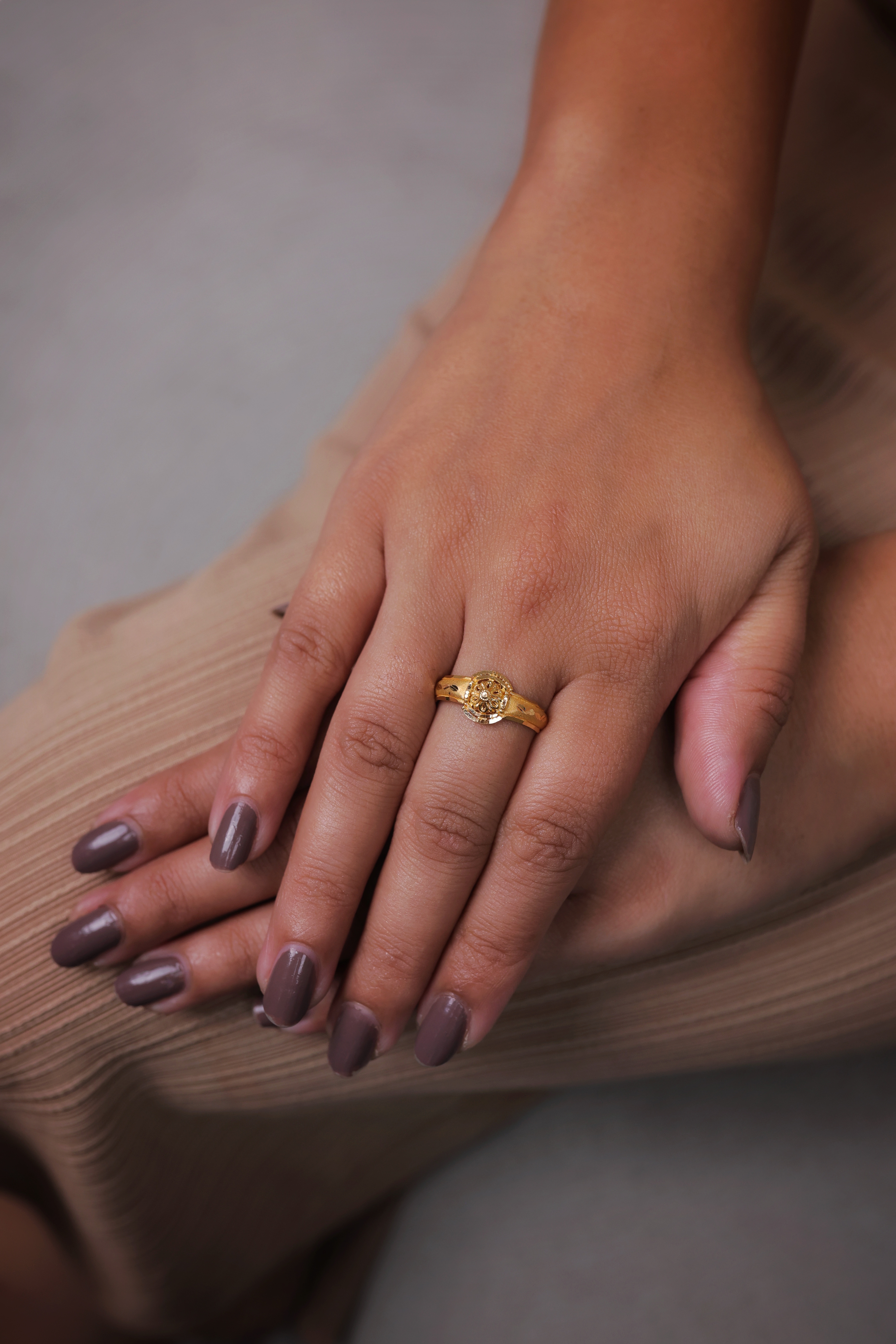 Vintage-Inspired Medallion Traditional Gold Ring with Intricate Filigree Boss