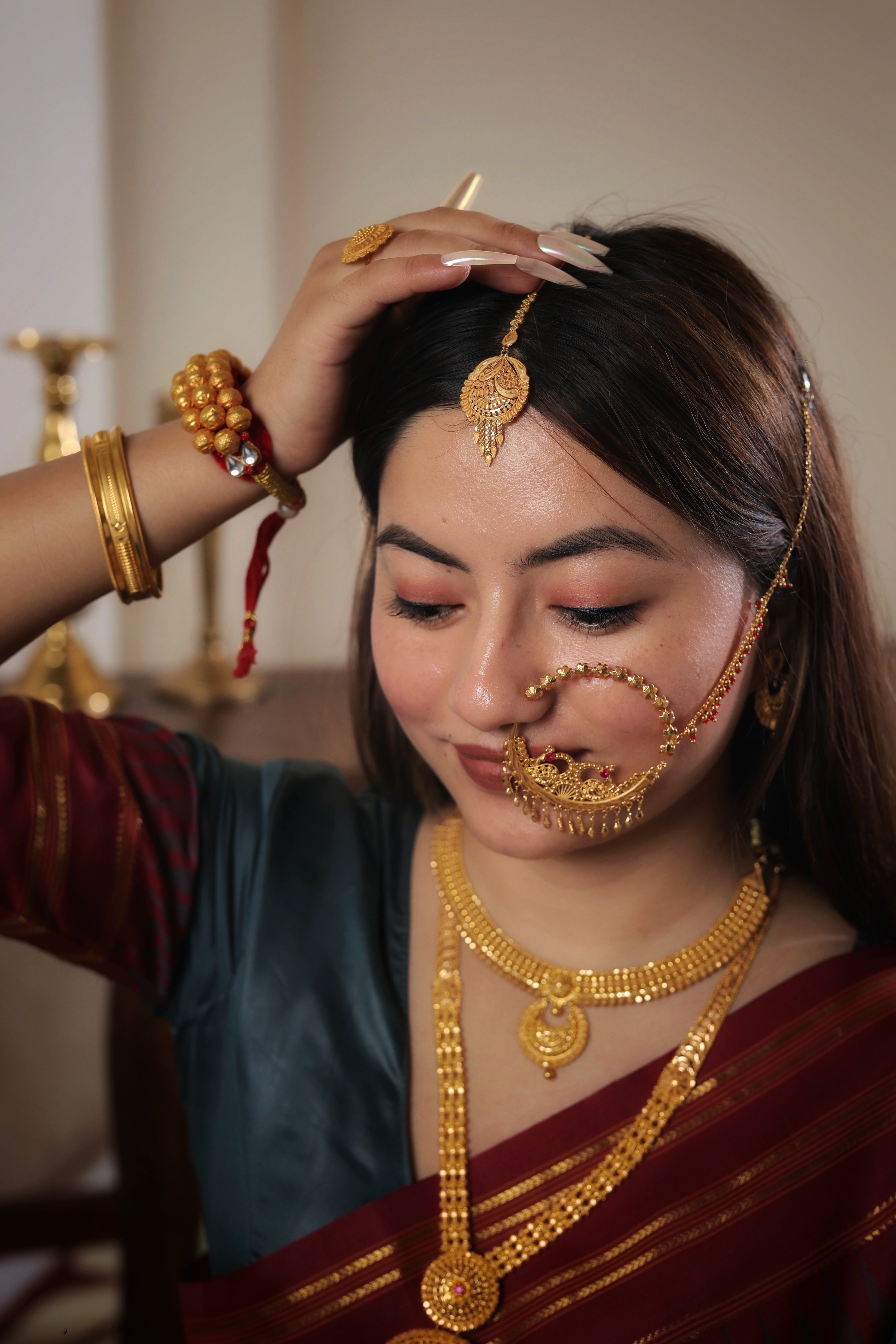 Ornate 22K Gold Teardrop Maang Tika with Intricate Filigree and Delicate Leaf Tassels