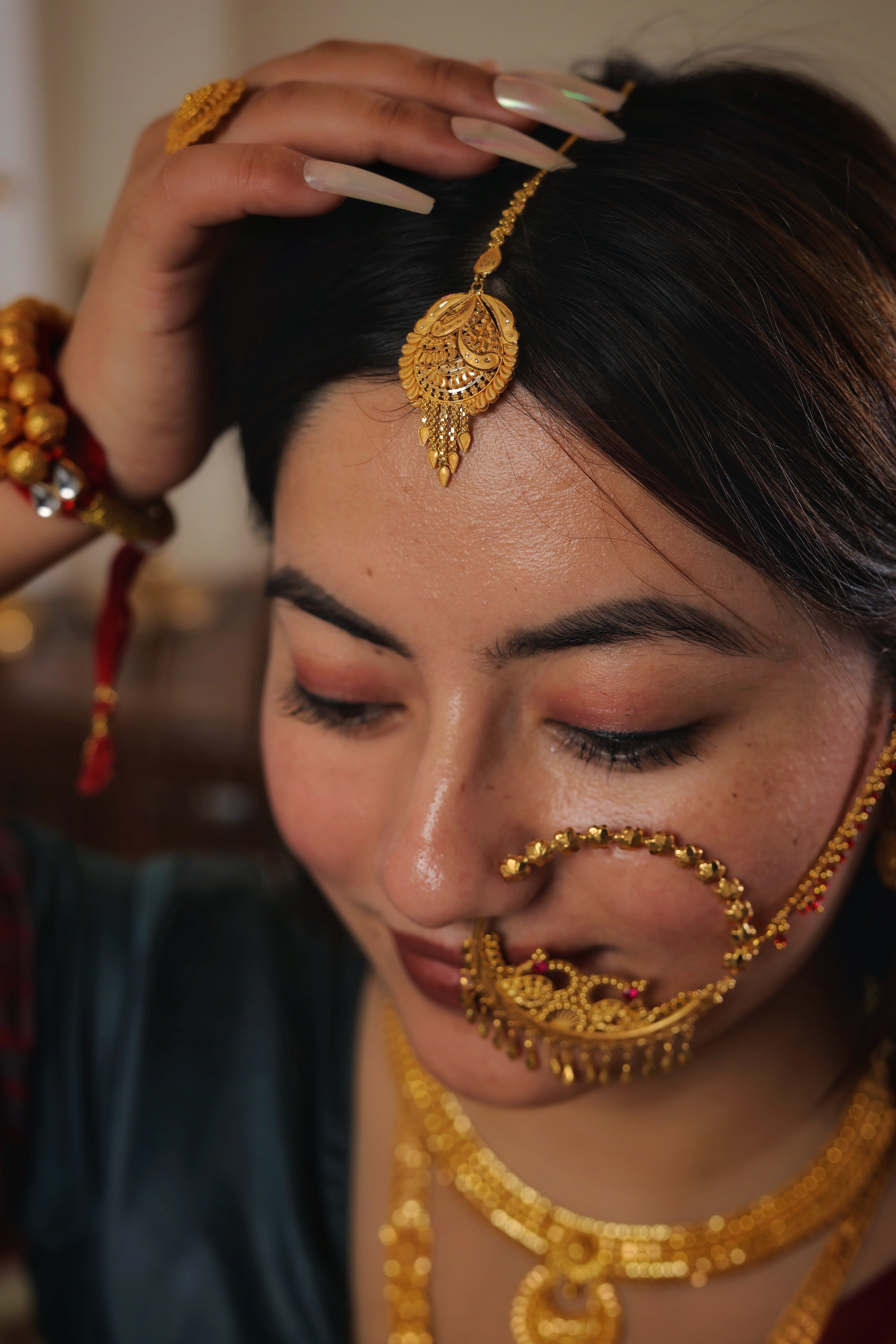 Ornate 22K Gold Teardrop Maang Tika with Intricate Filigree and Delicate Leaf Tassels
