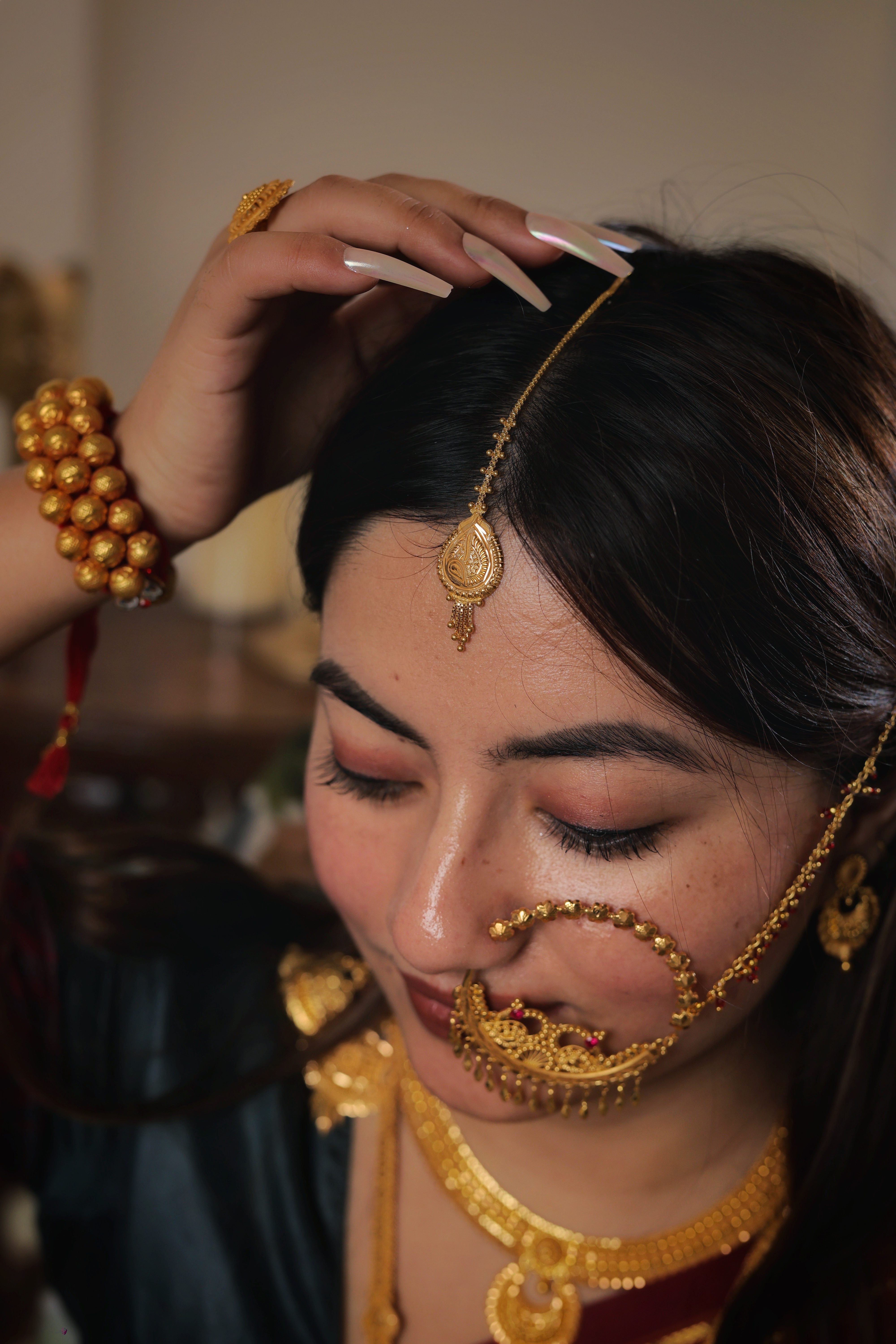 Ornate 22K Gold Teardrop Maang Tika with Intricate Radial Filigree and Tassel Detailing