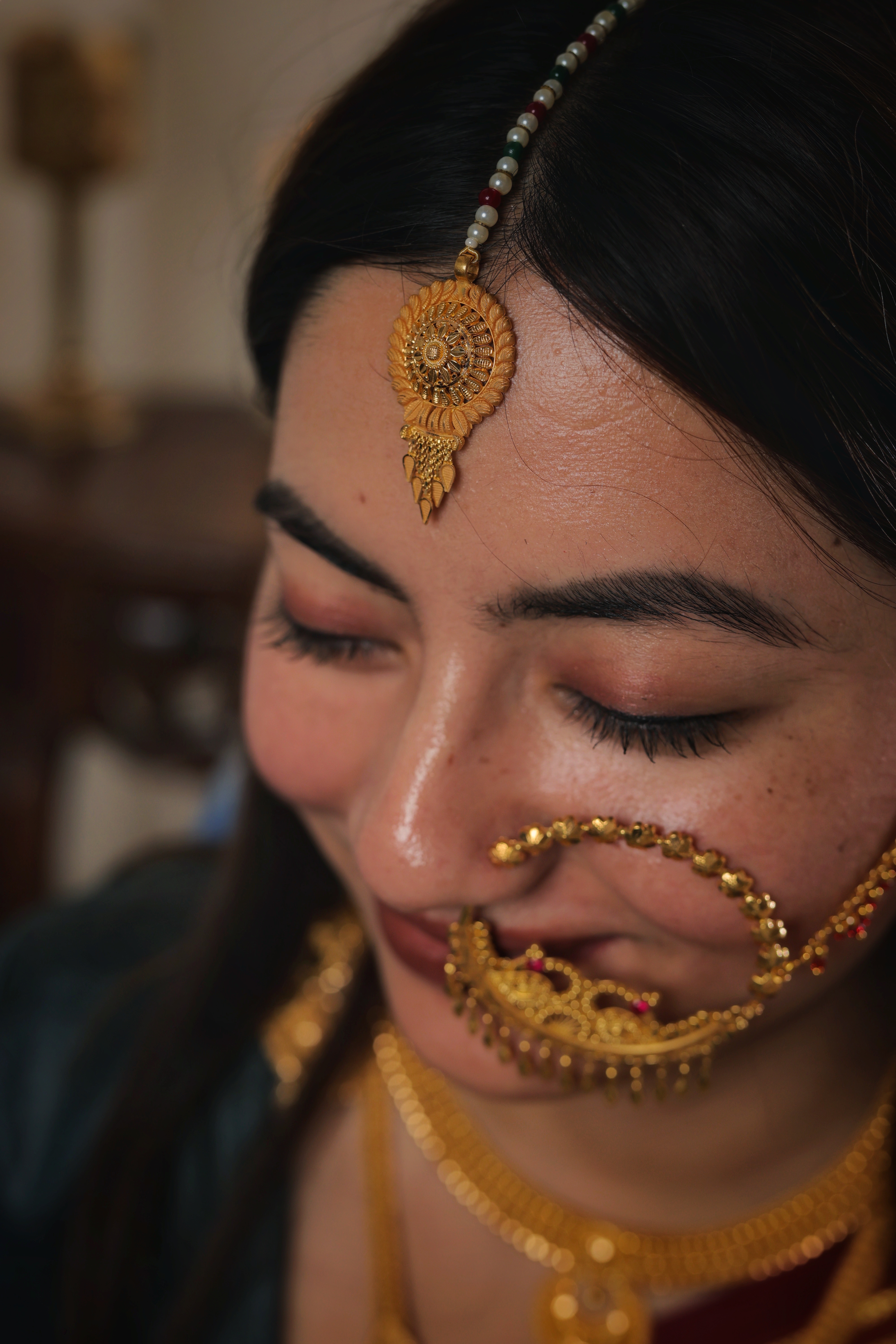 Exquisite 22K Gold Circular Sunburst Maang Tika with Intricate Filigree and Tricolor Beaded Chain