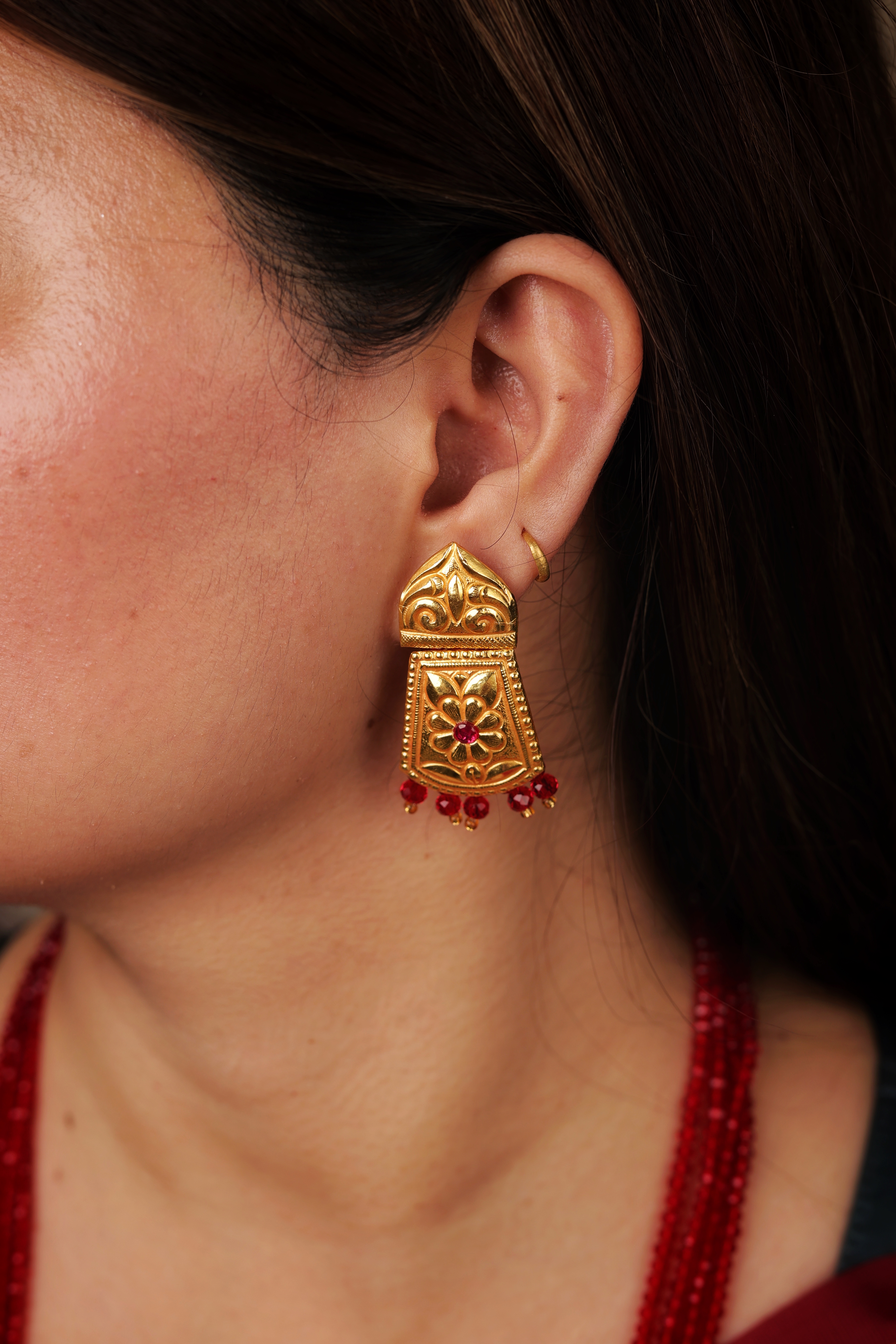 Antique 24K Gold Fan-Shaped Pendant Necklace with Maroon Beads