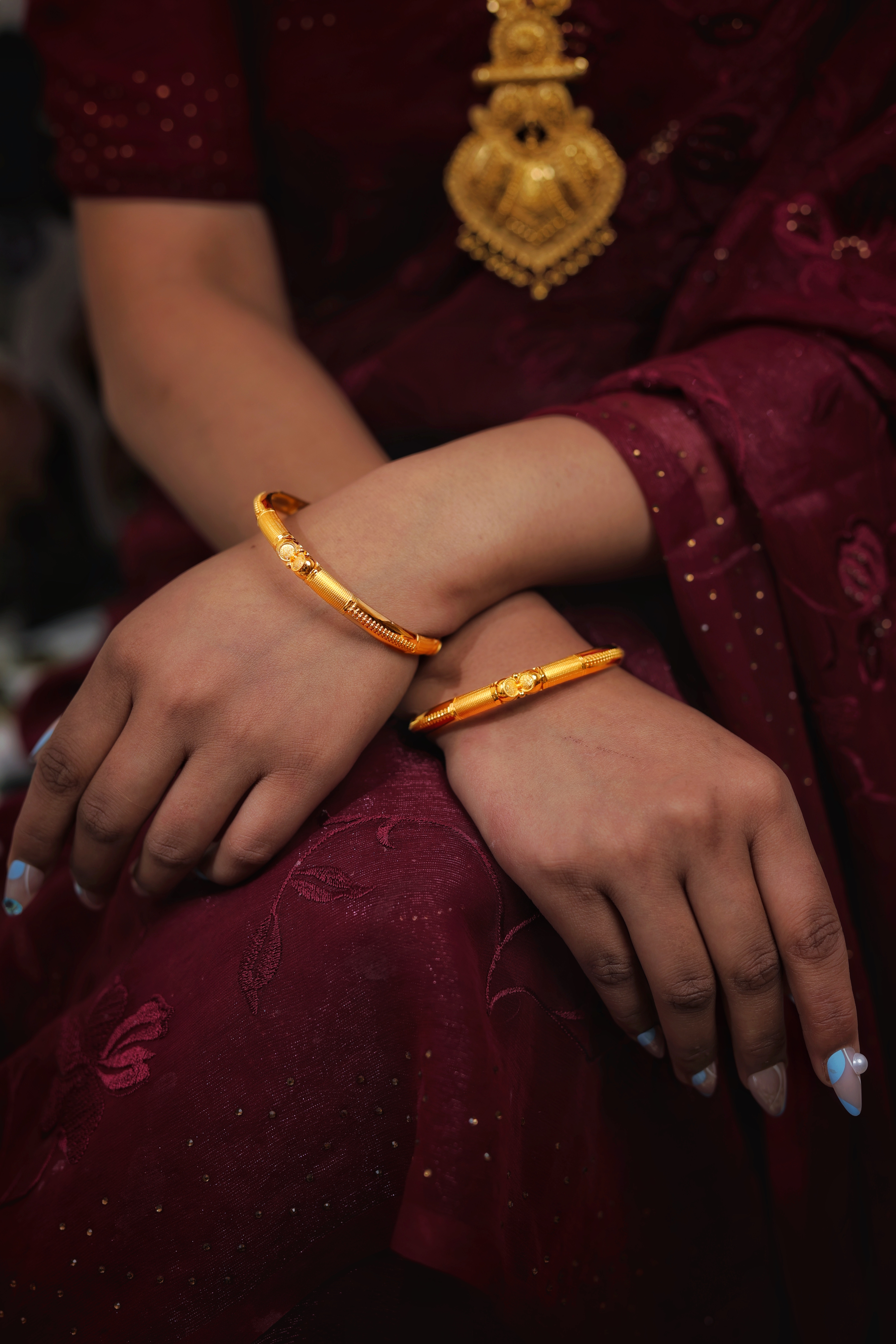 Classic Textured Gold Bangles – Traditional Minimal Pattern Designer Gold Bangles for Women